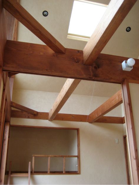 太い柱・梁とベッド