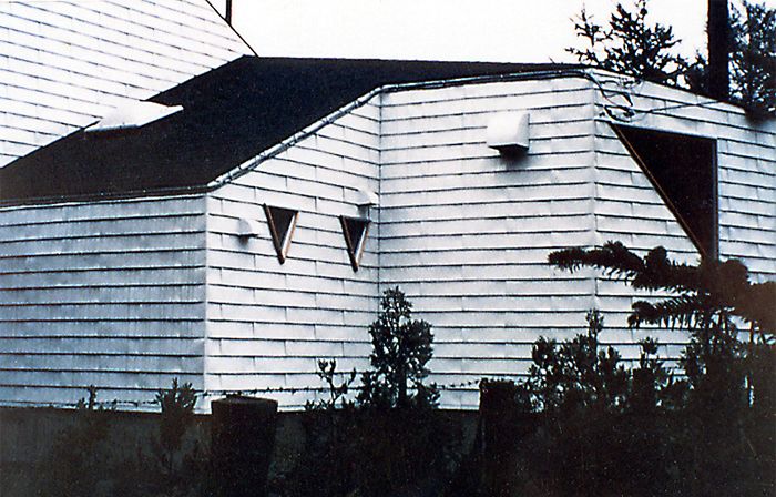 三角窓窓のある外観