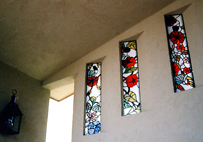 ステンドグラスのある袖壁